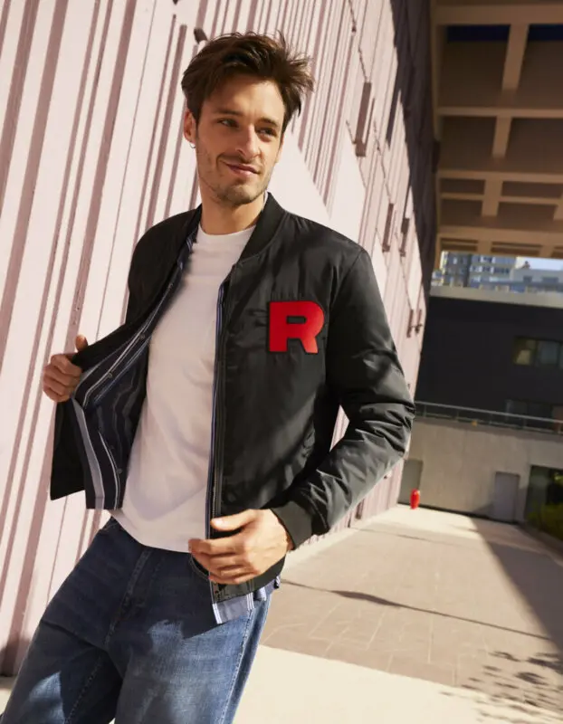 ropa de Pokemon cazadora Team Rocket