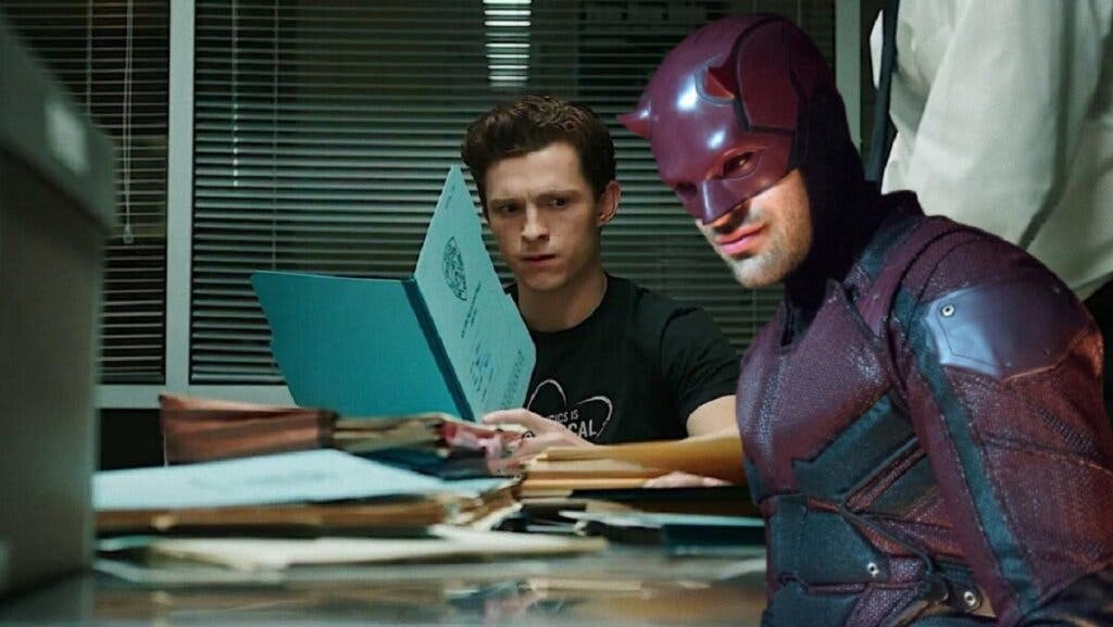 Spider-Man junto a Daredevil en un despacho de comisaría