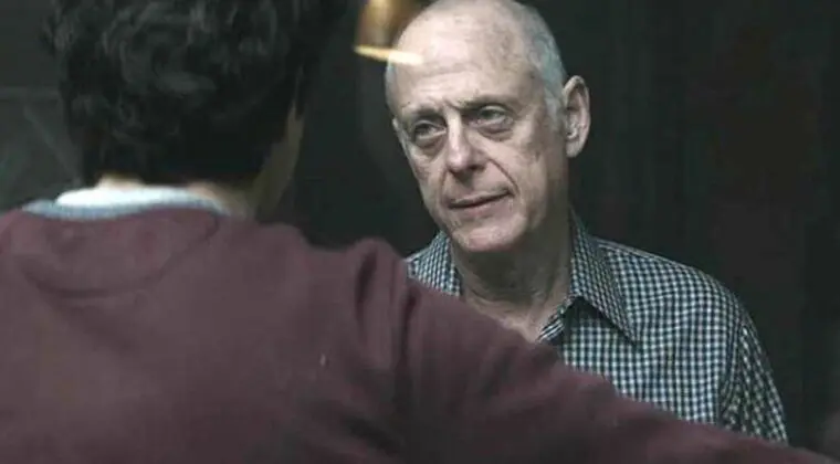 Imagen de Mark Blum, ¿quién es la persona a la que va dedicada el capítulo 1 de la temporada 3 de You?