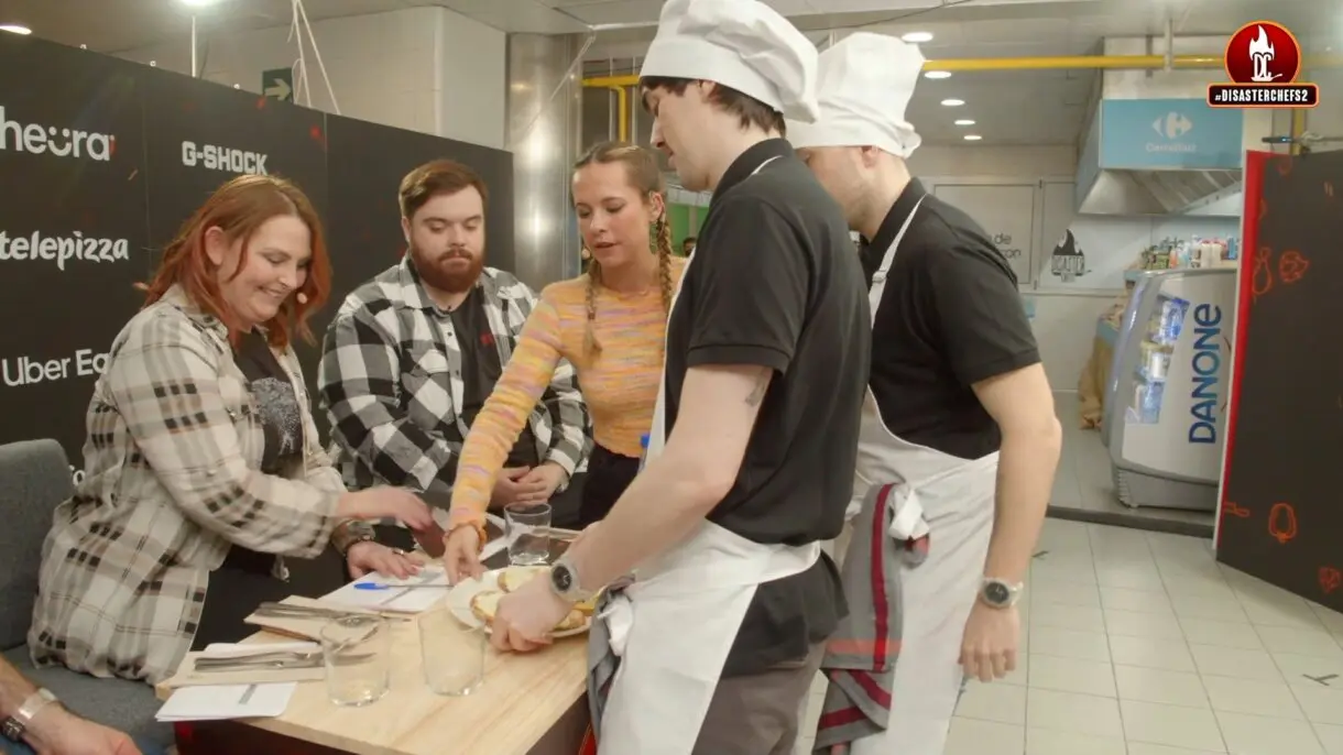 Ander y Reven presentando sus tostadas con huevo
