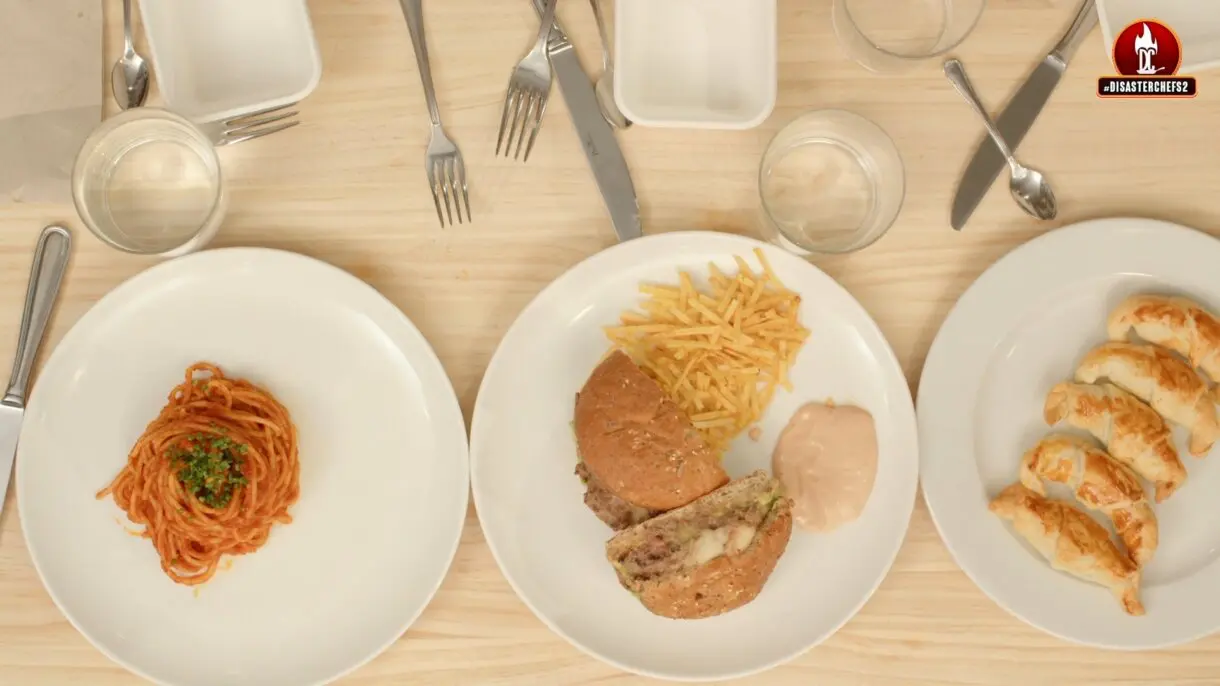 El menú ganador, pasta arrabiata, una hamburguesa y croissants.