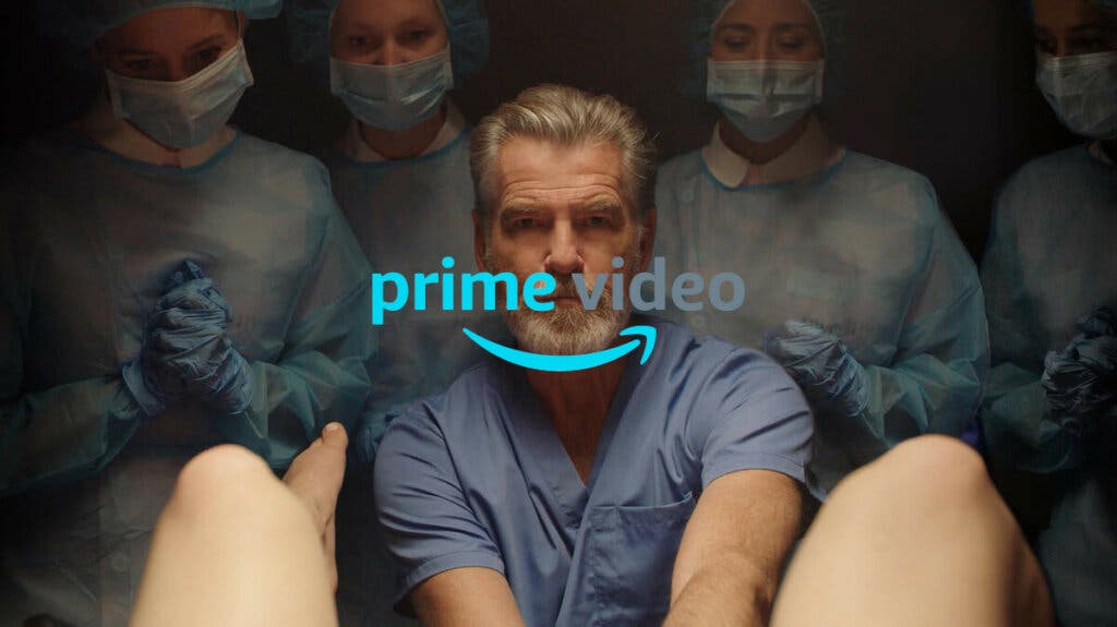 Piece Brosnan detrás del logo de Amazon Prime Video