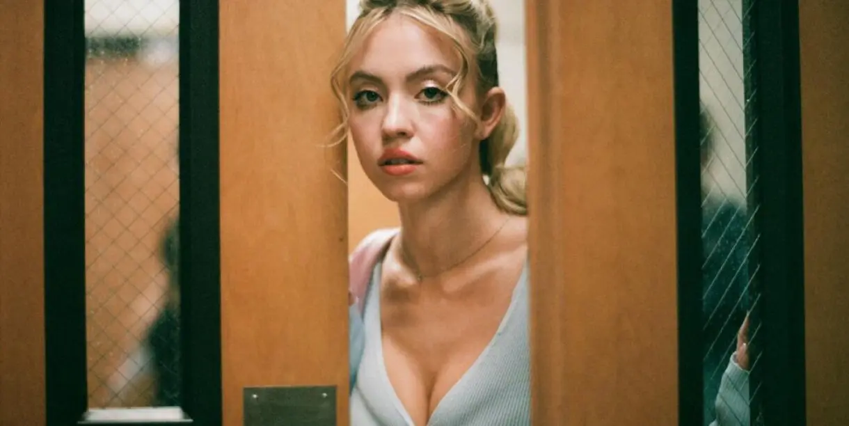 Cassie, de Euphoria, abriendo una puerta en el instituto