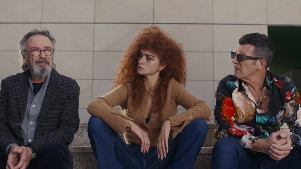 Los tres protagonistas de Competencia oficial, sentado