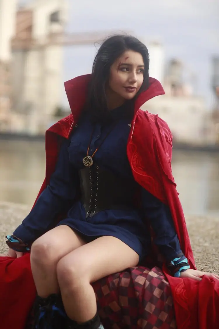 La versión femenina de Doctor Strange, sentada