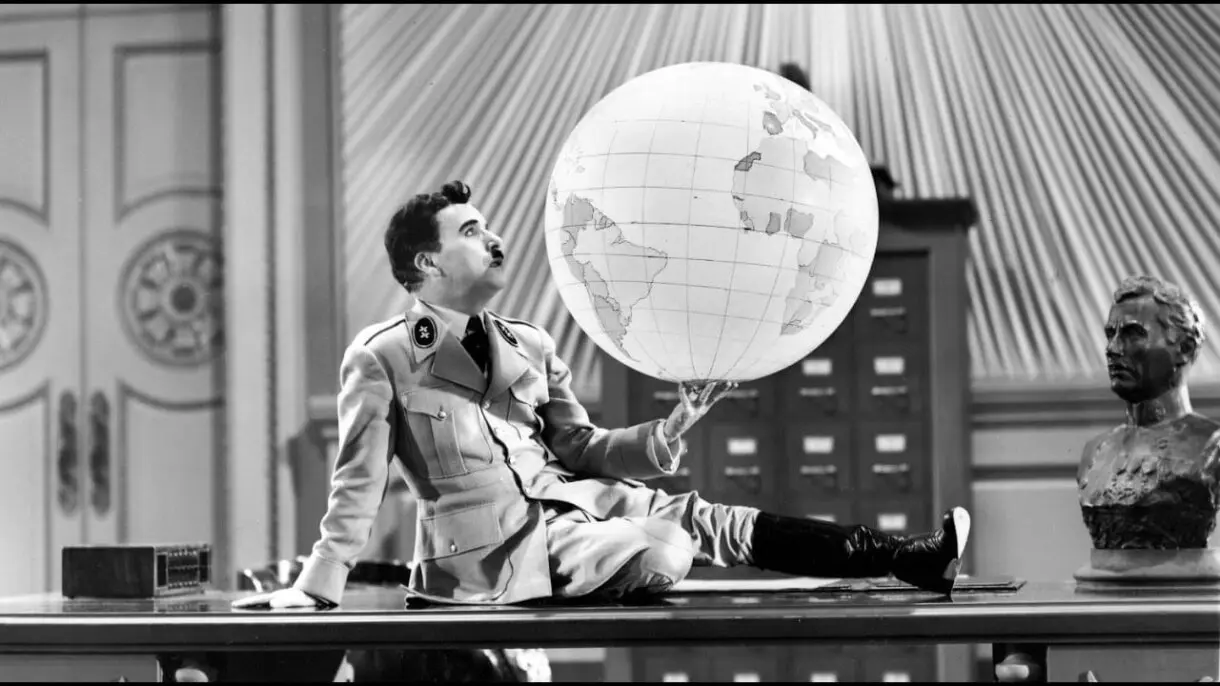 Charles Chaplin sentado en El gran dictador