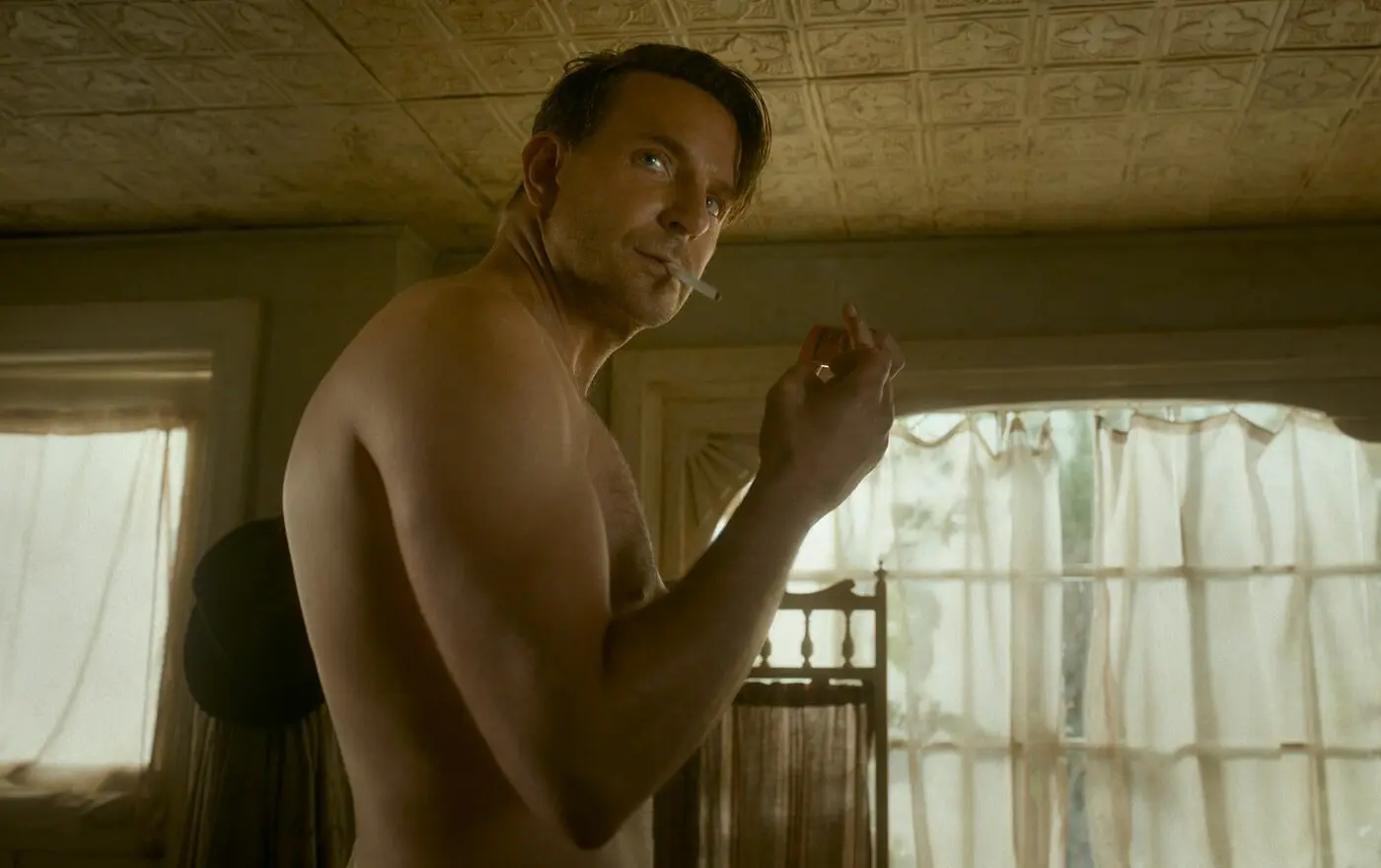 Un hombre con el torso desnudo en una escena de Euphoria
