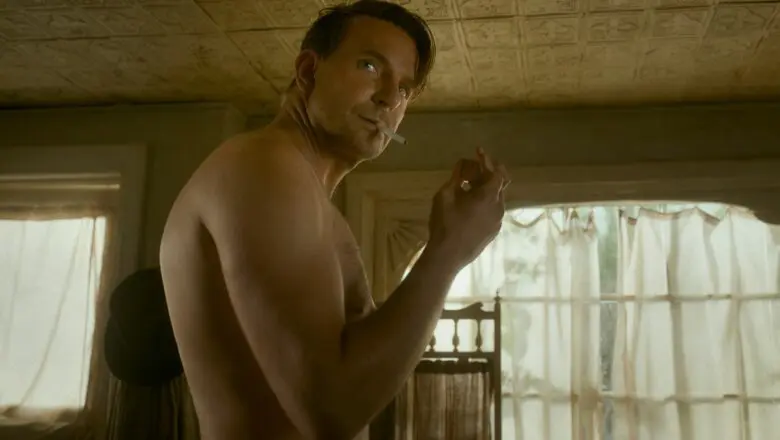 Un hombre con el torso desnudo en una escena de Euphoria
