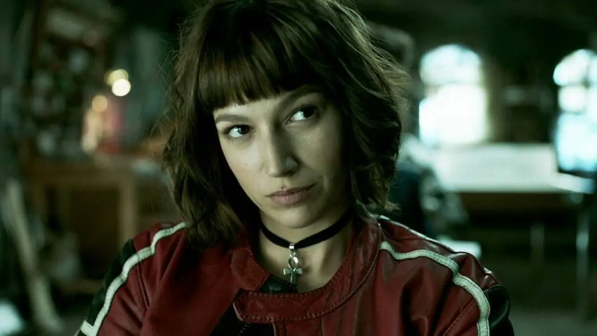 Úrsula Corberó mirando de soslayo a la cámara en La casa de papel