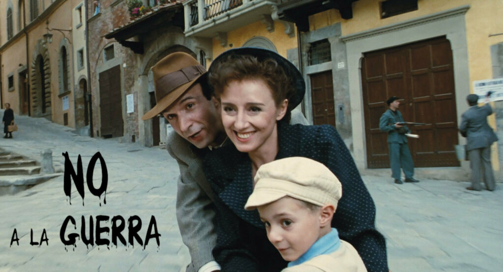 Una pareja y un niño en bicicleta en La vida es bella