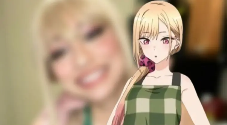 Imagen de Sono Bisque Doll wa Koi wo Suru: Una cosplayer hace de Marin con delantal y cocina arroz frito