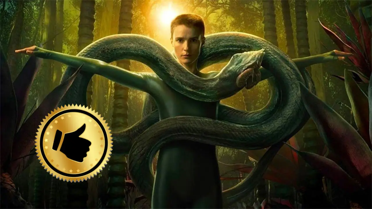 Serpiente rodeando a la protagonista de Raised by Wolves