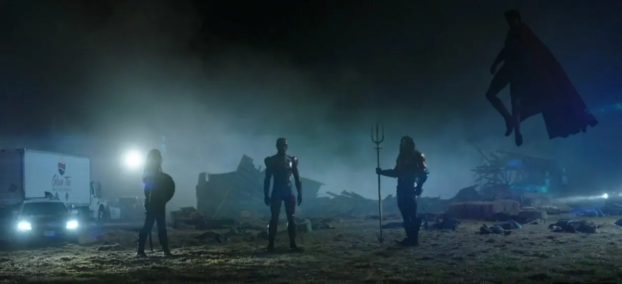 Plano de El Pacificador con Superman, Aquaman, Wonder Woman...