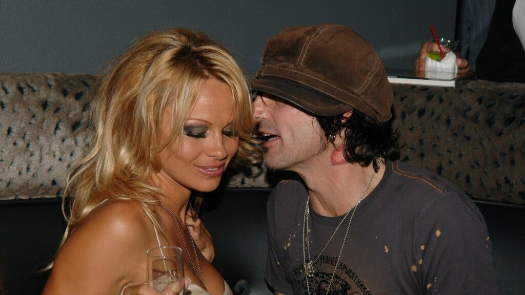 Pamela Anderson y Tommy Lee en una fotografía de la serie Pam y Tommy