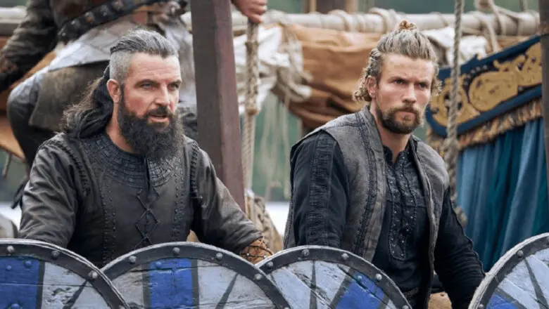 Dos vikingos con escudos en una escena de Vikingos: Valhalla