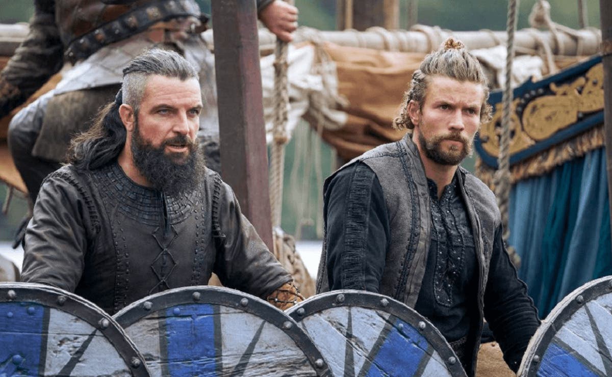 Dos vikingos con escudos en una escena de Vikingos: Valhalla
