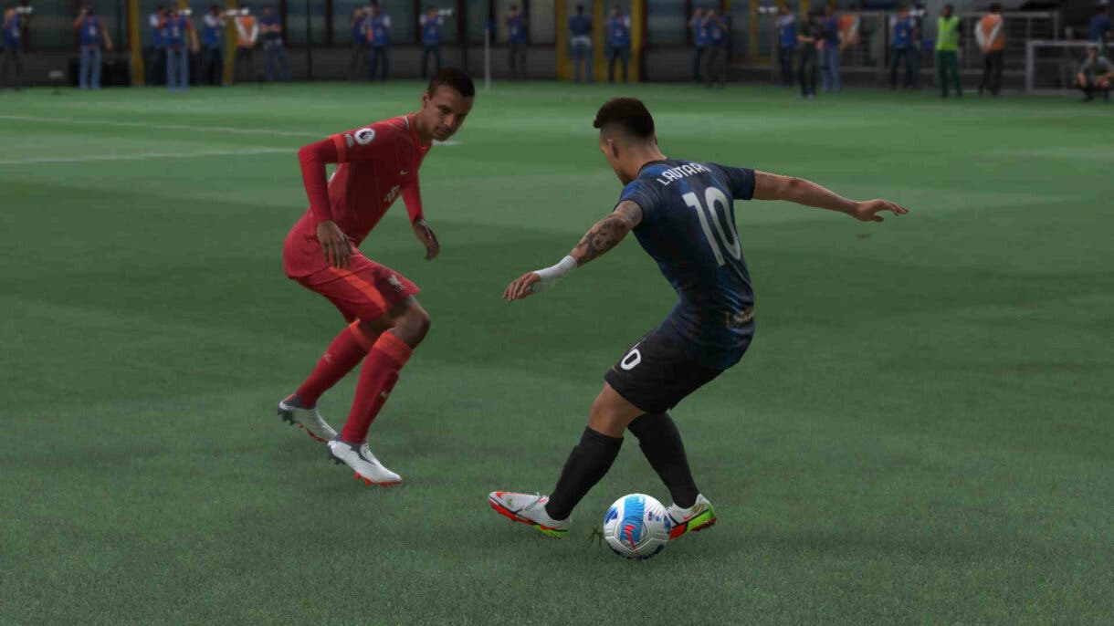 Lautaro Martínez ejecuta la skill "toque de tacón en carrera" FIFA 22
