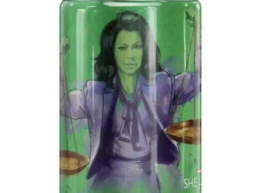She Hulk, en un termo de agua caliente con un traje de abogada