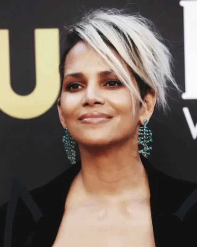 Foto de frente de Halle Berry