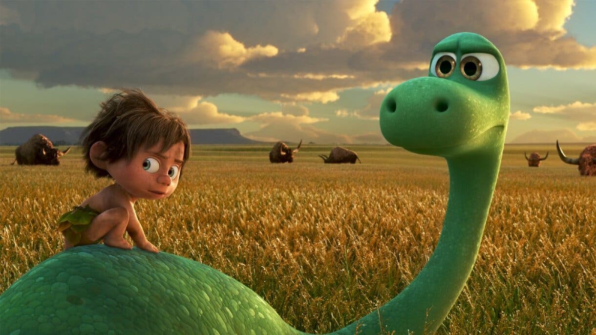 Fotograma de la película El viaje de Arlo econ un niño subido en un dinosaurio