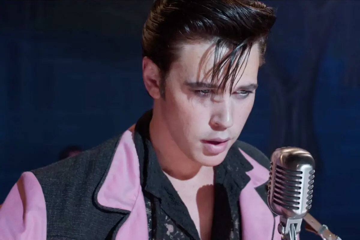 elvis critica