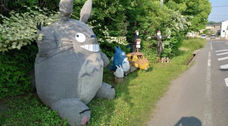 Imagen de Un fan de Studio Ghibli crea increíbles estatuas caseras que ya decoran una carretera