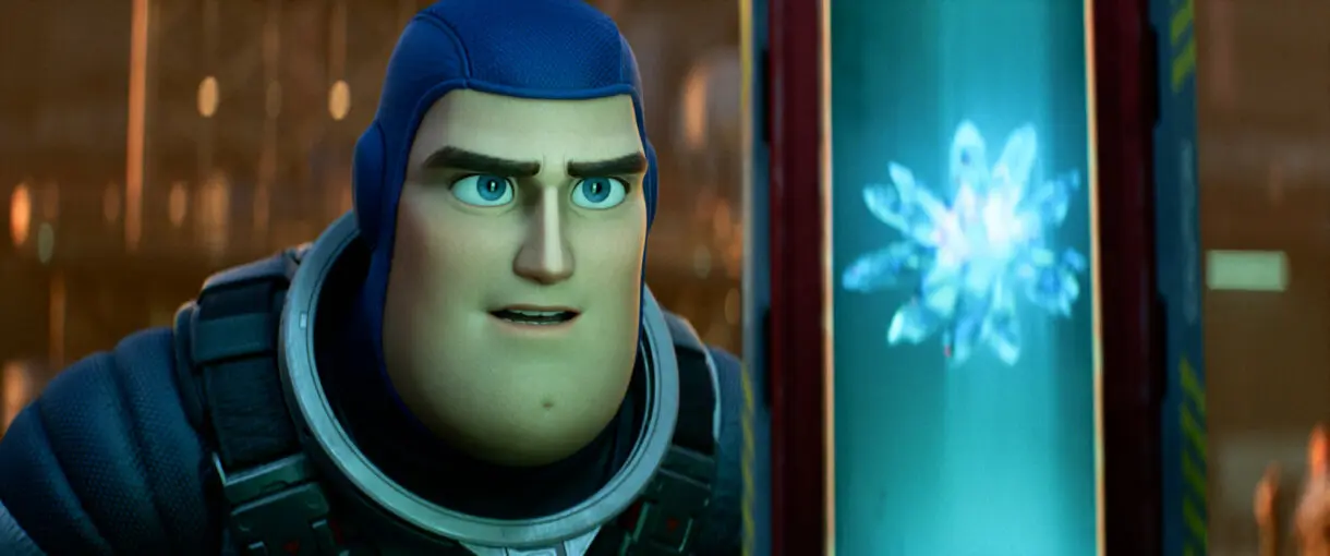 Buzz LIGHTYEAR mira un cristal de combustible