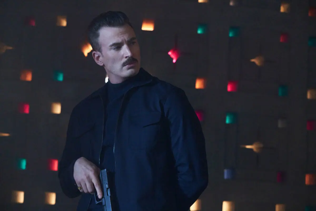Chris Evans con una pistola en El Agente Invisible