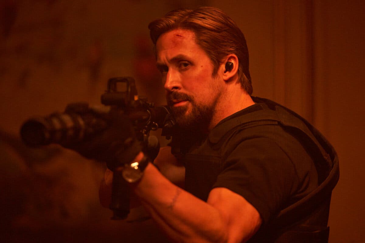Ryan Gosling con una metralleta en El Agente Invisible