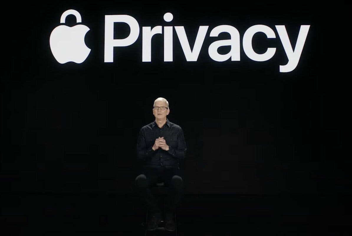 Tim Cook en una presentación de Apple hablando de la privacidad
