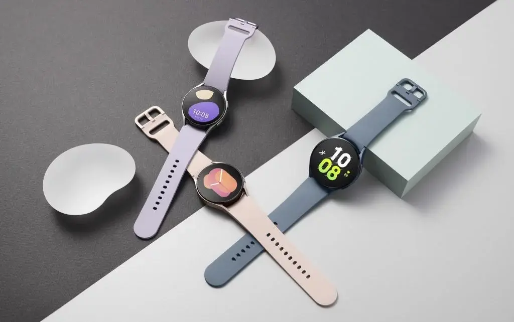 Varios Samsung Galaxy Watch 5 en una imagen promocional