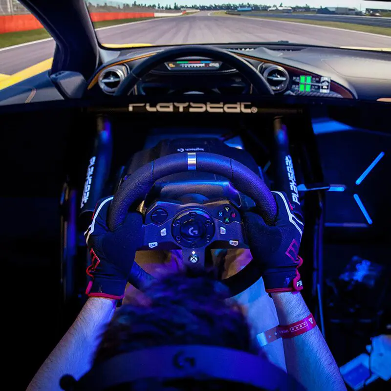 Volante Logitech en un simulador de conducción