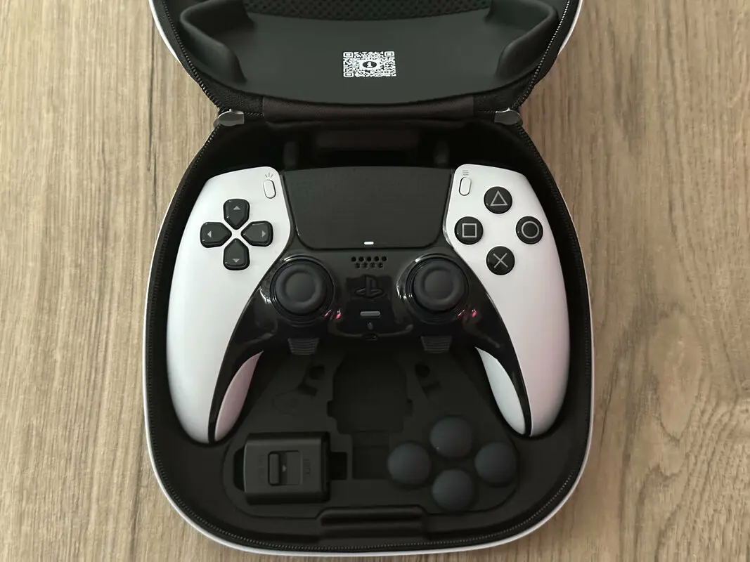 El DualSense Edge expuesto con la caja abierta
