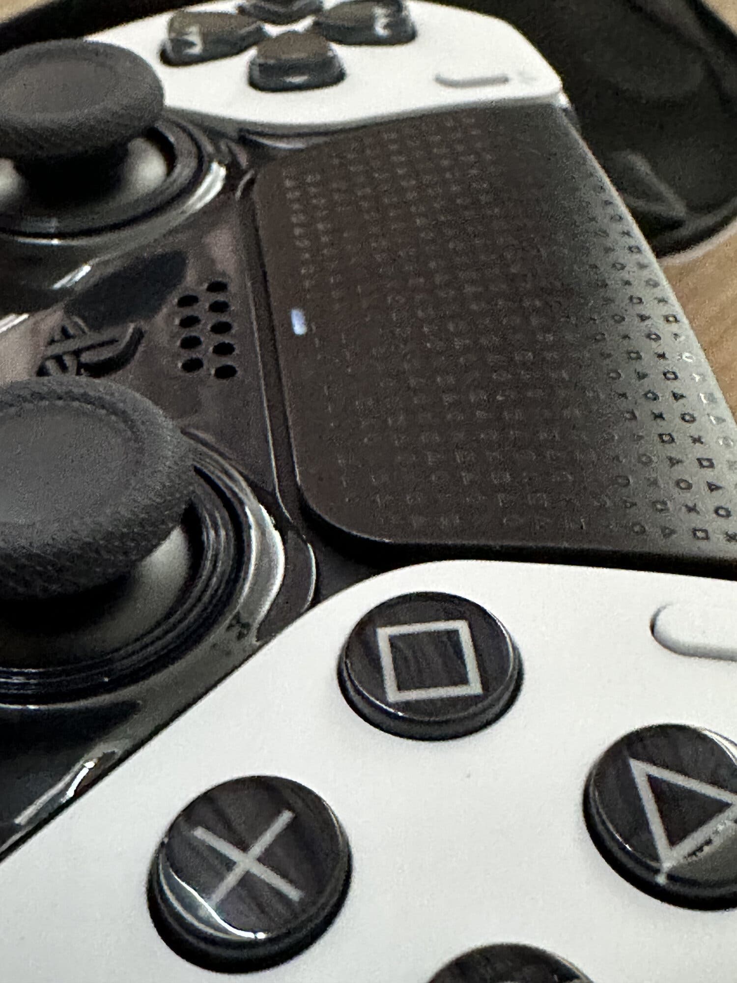 Un acercamiento a los DualSense Edge, el nuevo control “pro” de Playstation  - La Tercera