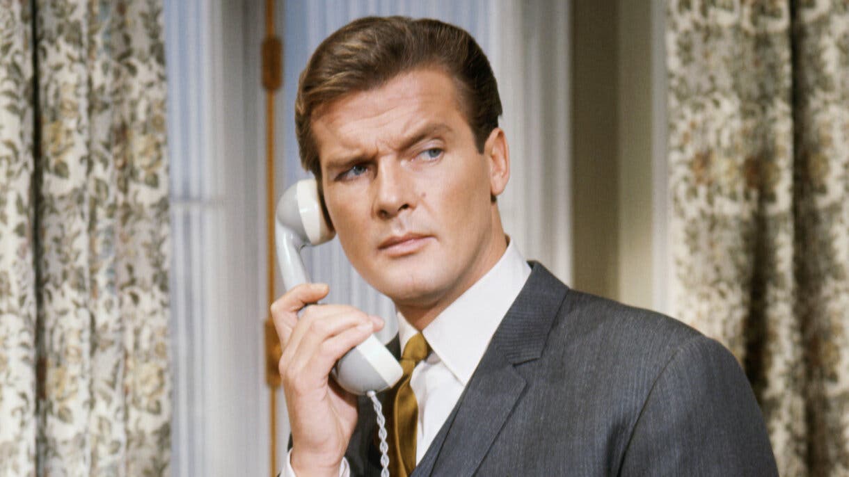 roger moore descolgando un teléfono en James Bond 007