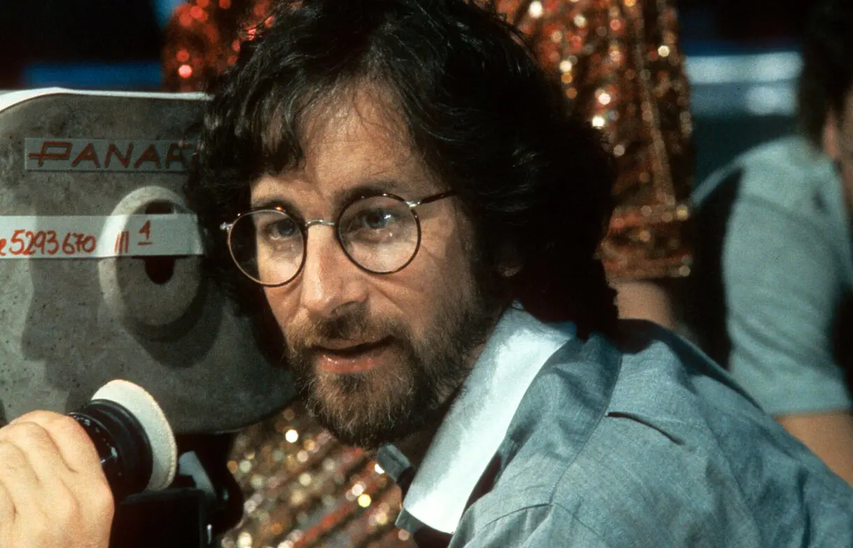 steven spielberg con una cámara en la mano