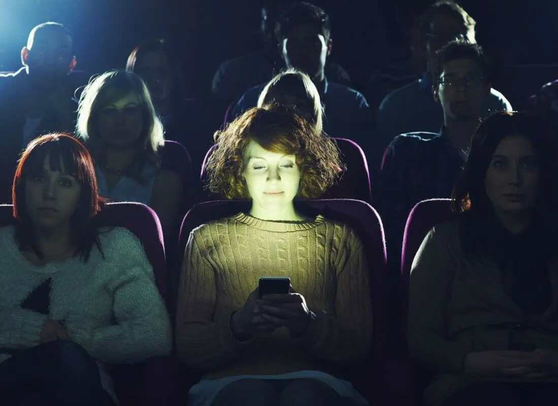 luz del movil en el cine