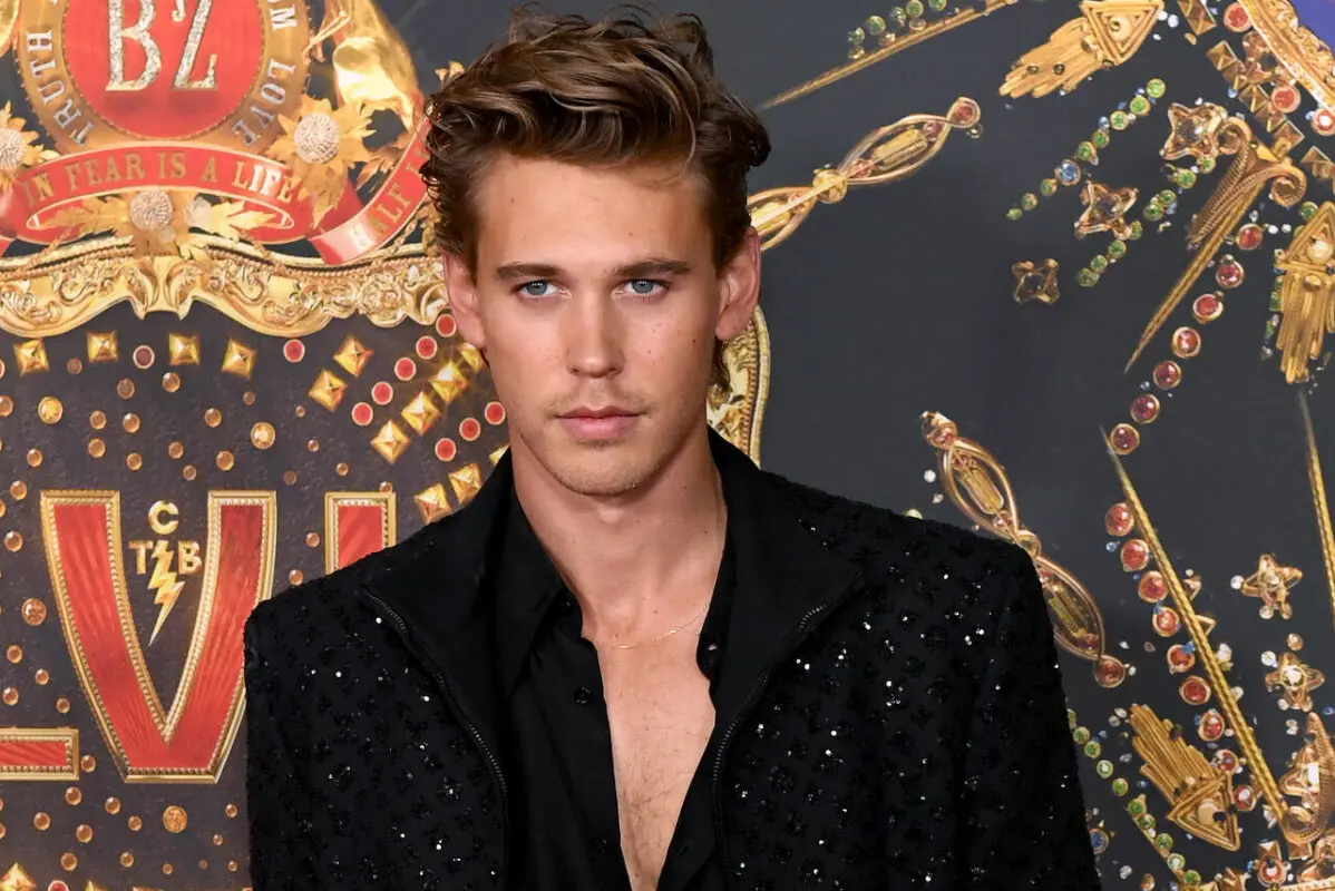 Austin Butler en la alfombra roja de Elvis.