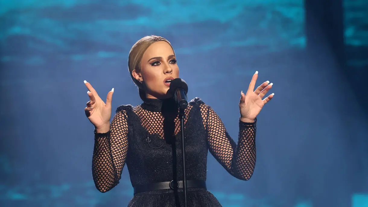 Miriam Rodríguez imitando a Adele en la Gala 6 de Tu cara me suena 10.