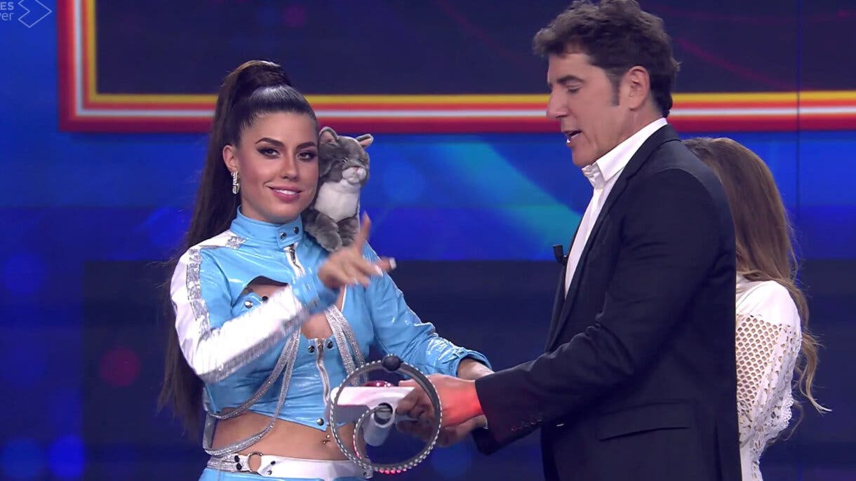 Miriam Rodríguez con el pulsador en la Gala 7 de Tu cara me suena 10.