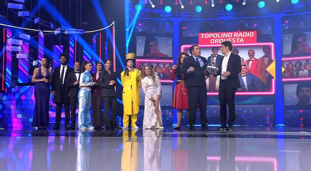 Los concursantes de Tu cara me suena 10 frente el pulsador de la Gala 8.