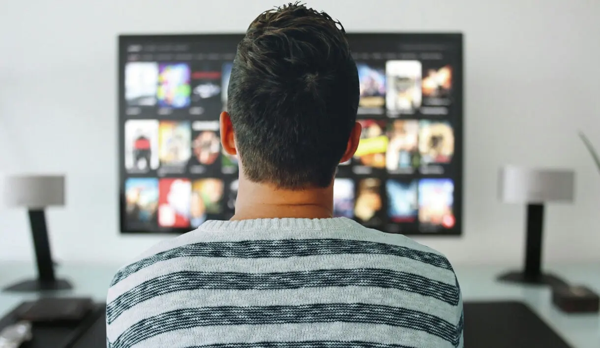 Hombre mirando la televisión.