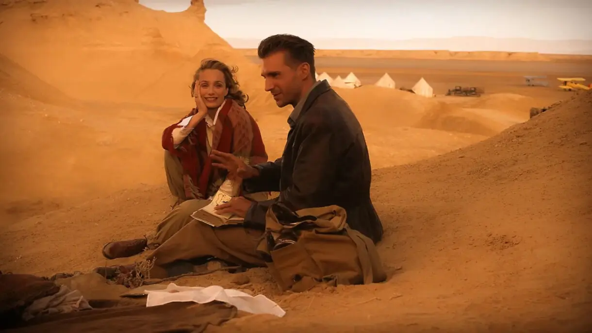 Ralph Fiennes y Kristin Scott Thomas en El paciente inglés.