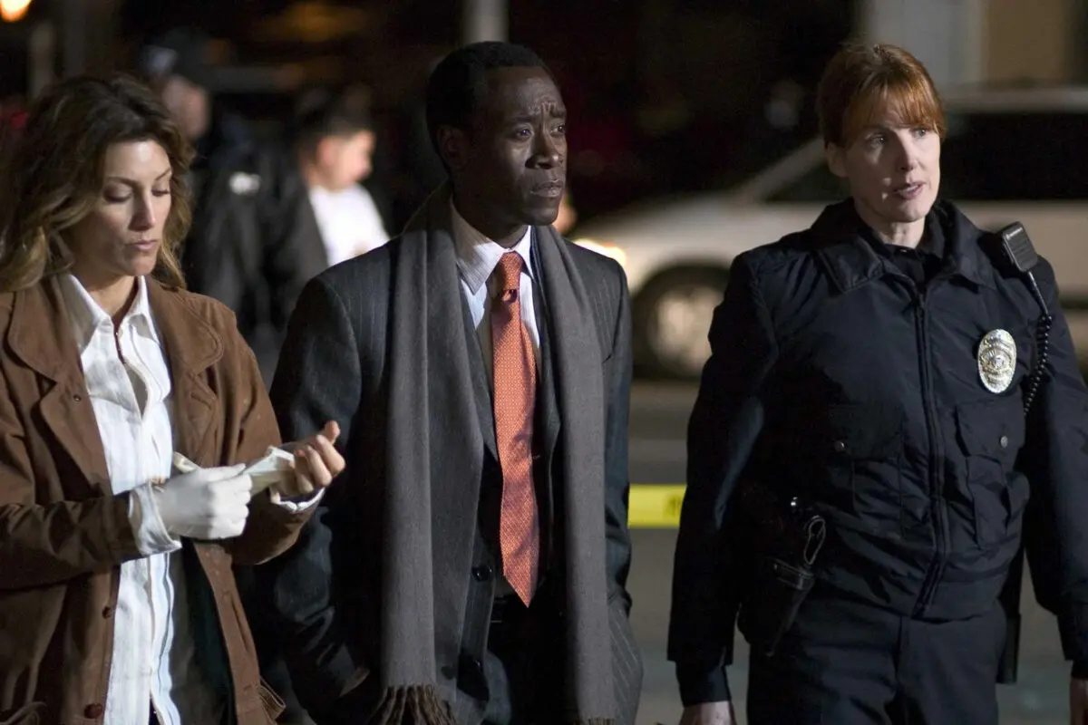 Jennifer Esposito y Don Cheadle en Colisión.