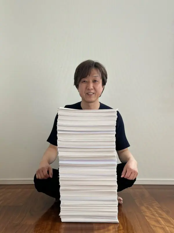 Yuuya Uchida, actor de doblaje de Clive en Final Fantasy XVI posa con el gigantesco guion del juego