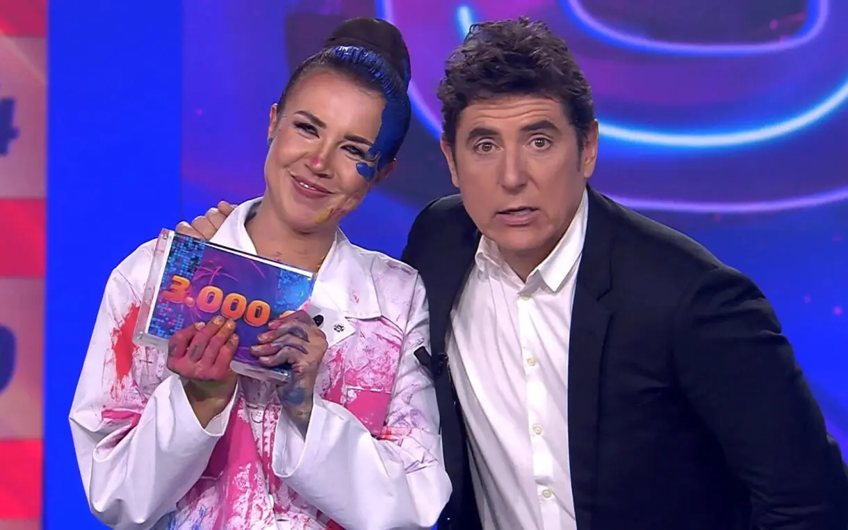 Andrea Guasch recibiendo el premio de Manuel Fuentes en la Gala 12 de Tu cara me suena 10.