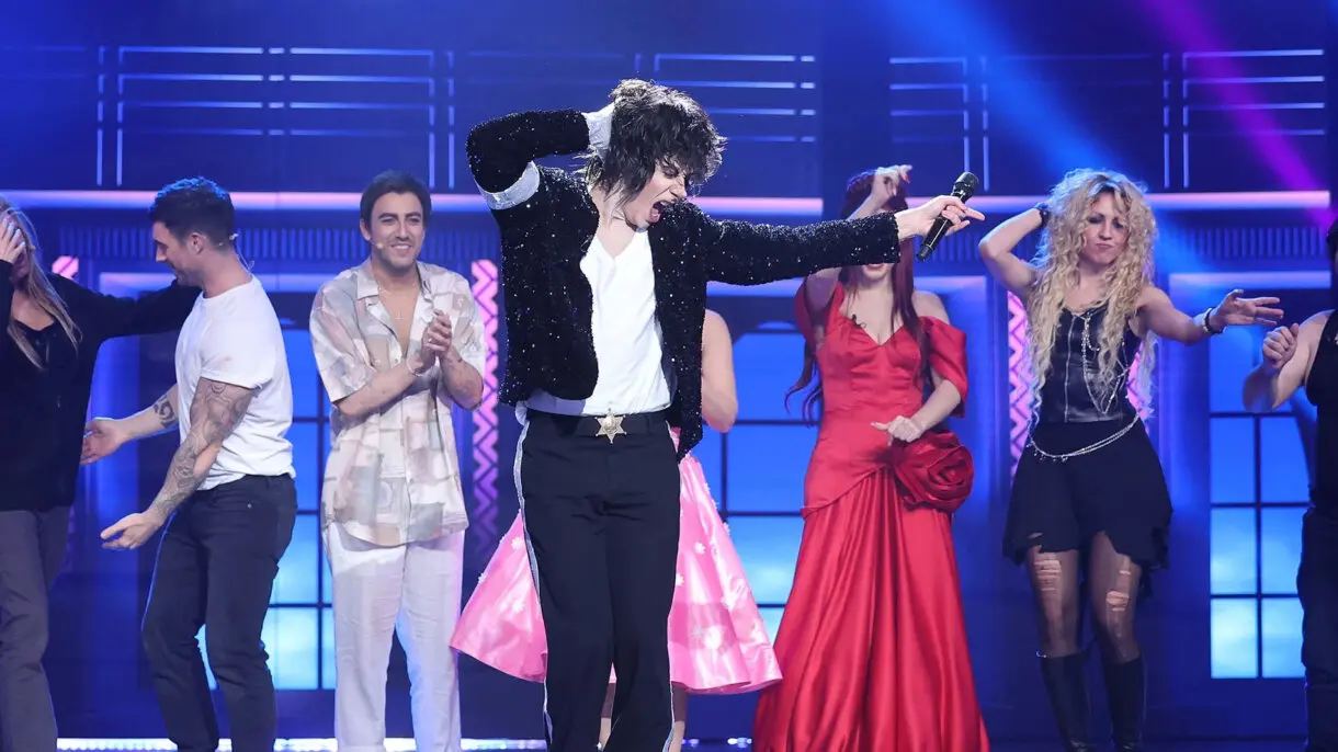 Alfred García actuando con los concursantes tras ganar la Gala 10 de Tu cara me suena 10.