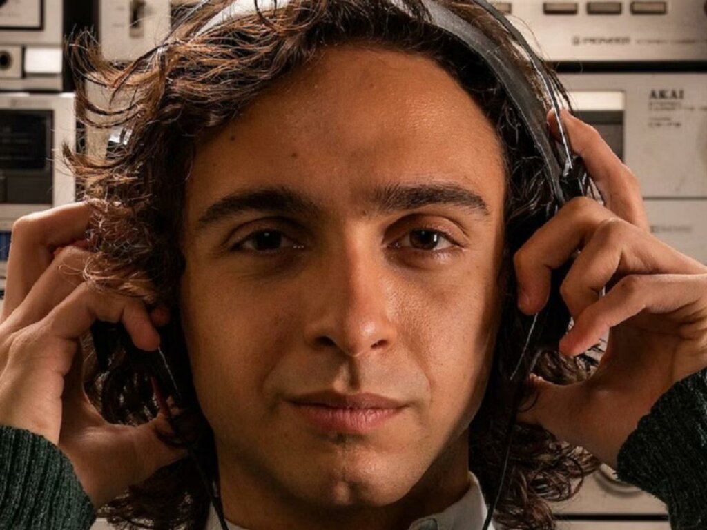 Dura menos de 90 minutos y es una comedia musical brutal Mixed by Erry