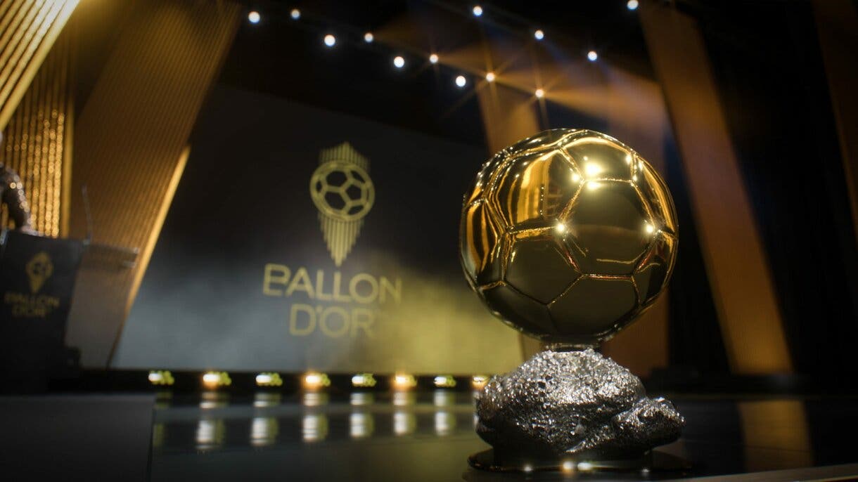 Balón de oro a la espera de ser cogido en una especie de gala (debería ser una imagen perteneciente a EA Sports FC 24)