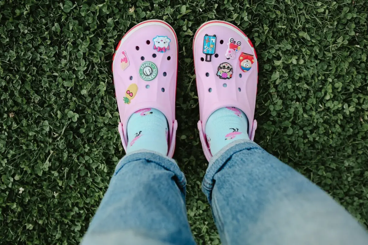 Ejemplo de sandalias Crocs